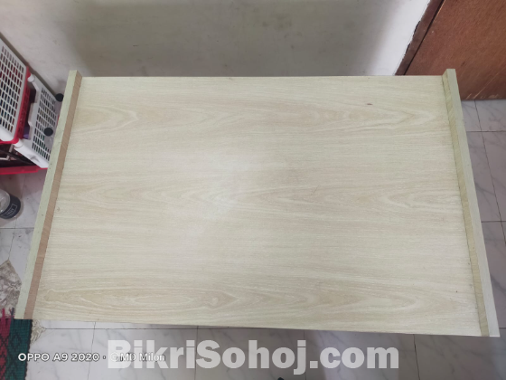 চেয়ার টেবিল একদম ফ্রেশ।